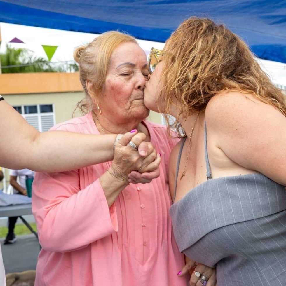 Ivelissee Figueroa Rivera junto a su madre, Gloria Rivera Colón, de 80 años y participante del Centro Cidreño de la Eterna Primavera para Personas con Alzheimer.