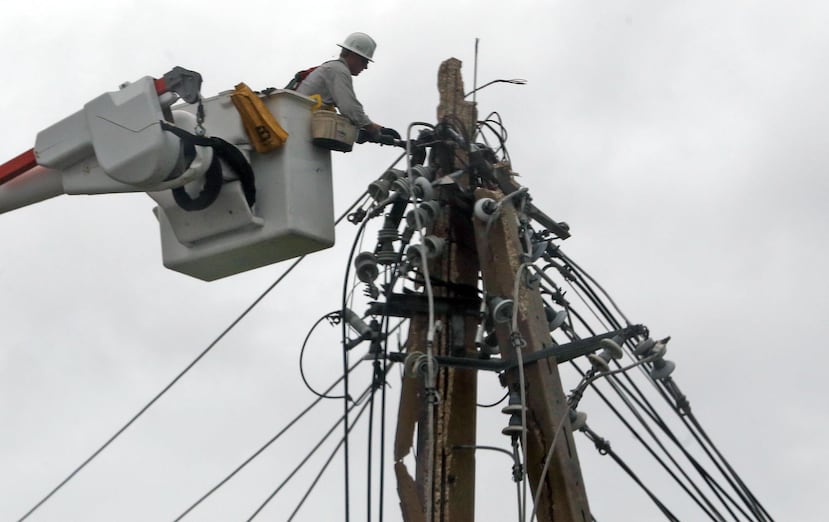 Serrano y González quieren enmendar la ley Stafford para que, en lugar de solo reparar, se pueda reconstruir la red eléctrica.