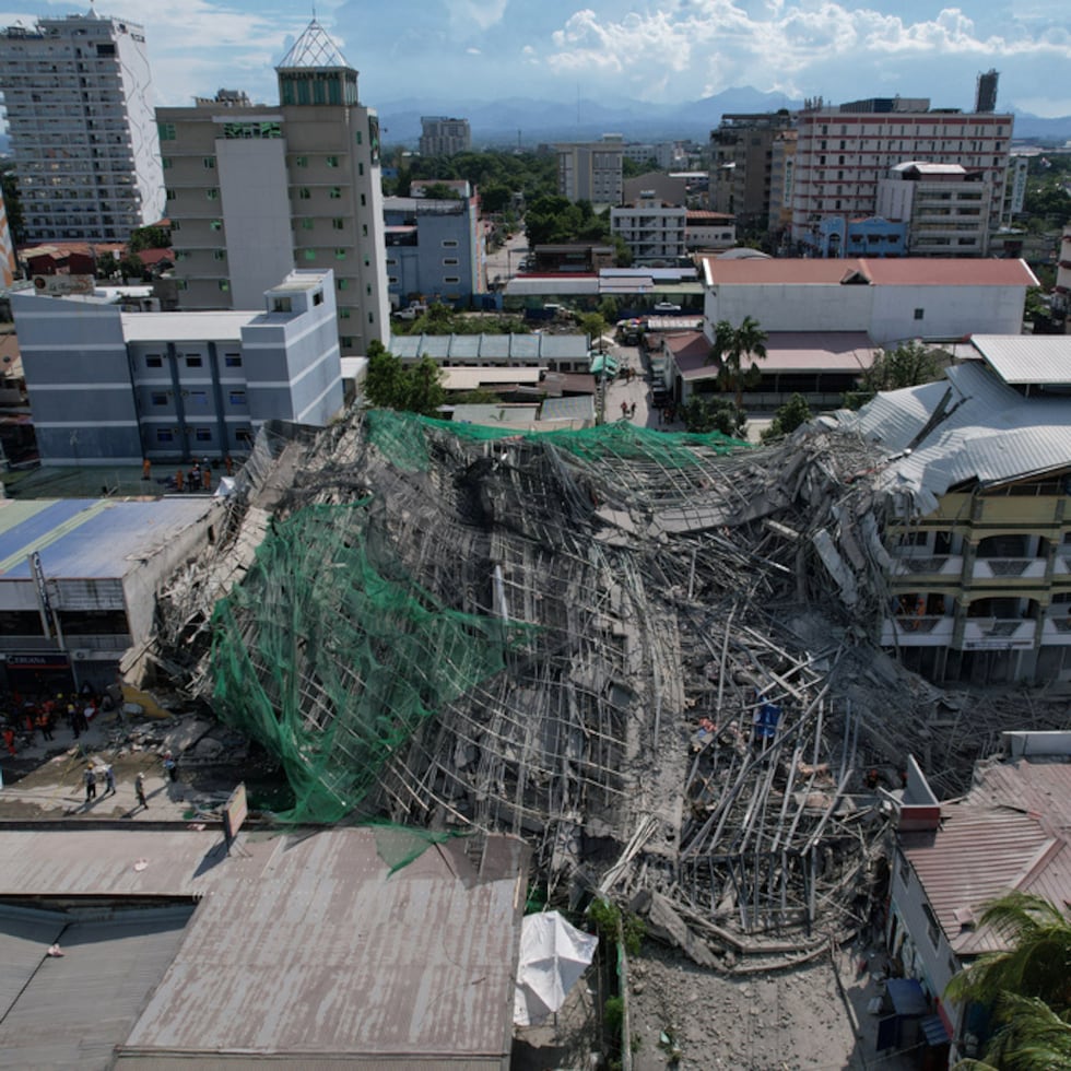 Un edificio de nueve plantas en construcción en una ciudad al norte de Manila, la capital filipina, se derrumbó antes del amanecer y al menos 21 personas estaban desaparecidas el domingo por la mañana, informaron las autoridades.