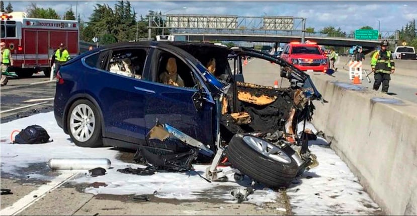 Fotografía de archivo del 23 de marzo de 2018 de rescatistas en el lugar en donde una camioneta eléctrica Tesla SUV se estrelló contra una barrera en la autopista 101 de Estados Unidos en Mountain View, California. (KTVU-TV vía AP)