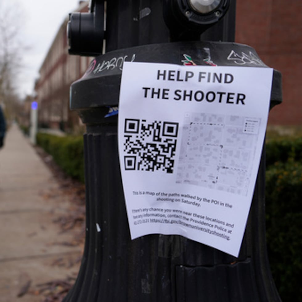 Un cartel que busca información sobre el sospechoso del tiroteo en el campus se ve en el campus de la Universidad Brown.