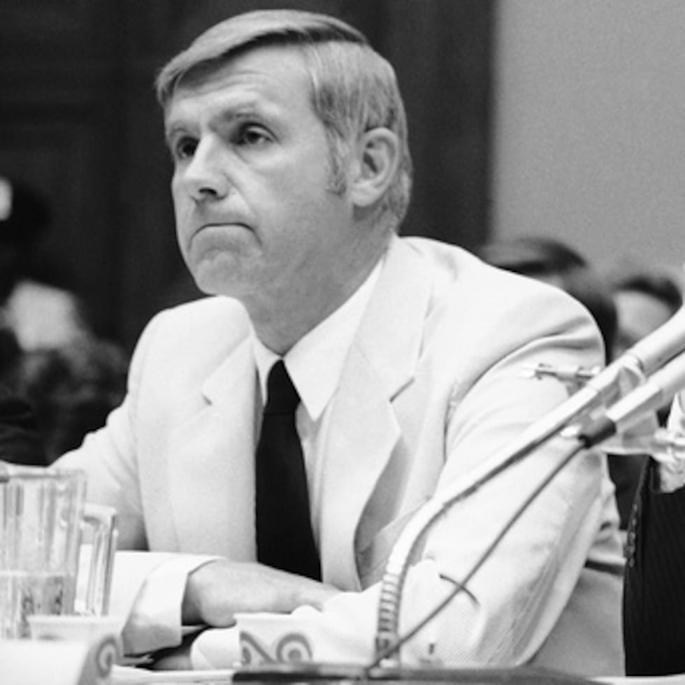 Foege (izquierda) fue director de los CDC de 1977 a 1983, y posteriormente ocupó otros papeles de liderazgo en salud pública internacional, entre ellos director ejecutivo en The Carter Center y miembro sénior en la Fundación Bill y Melinda Gates.