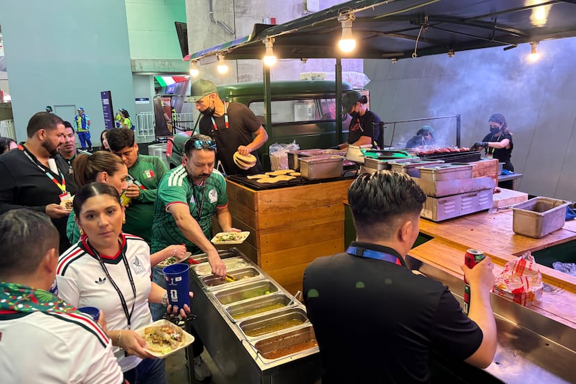 Aficionados adquieren comida en uno de los puestos de concesiones del Estadio Guadalajara antes del partido de la Copa Mundial entre México y Corea del Sur, en Zapopan, México.