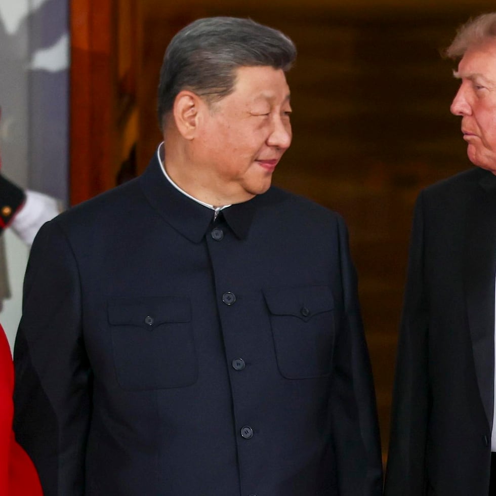 El presidente de China, Xi Jinping, posa con el presidente de Estados Unidos, Donald Trump, previo a la cena.