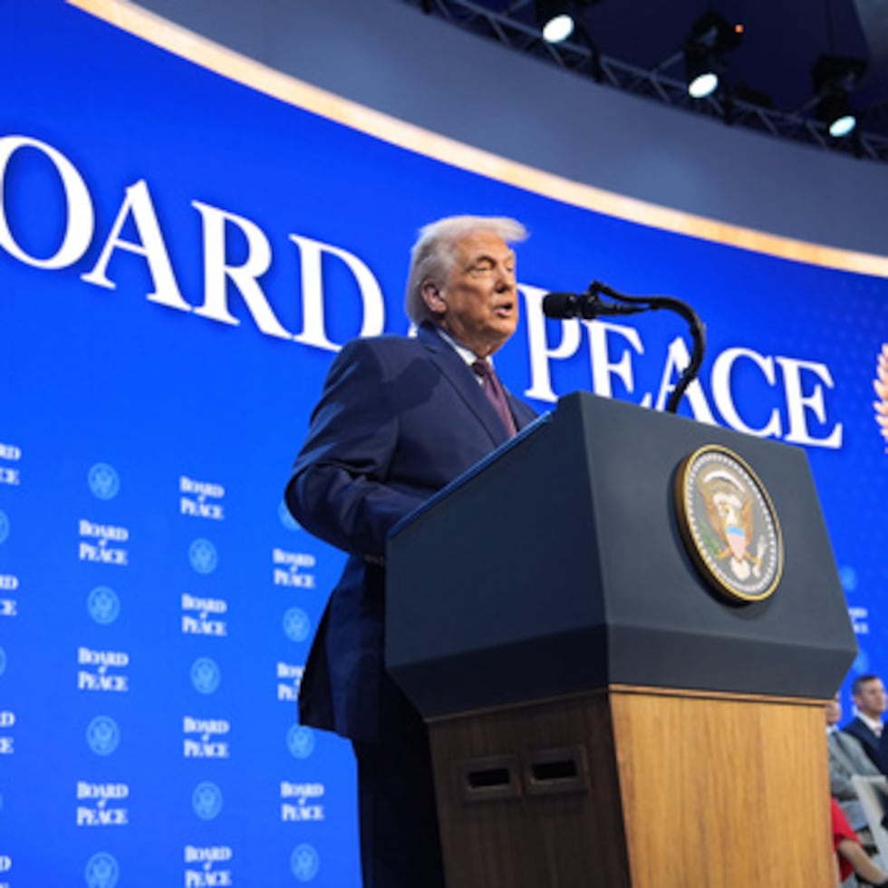 El presidente Donald Trump habla durante el anuncio de la carta de la Junta de la Paz durante la Reunión Anual del Foro Económico Mundial en Davos, Suiza, el jueves 22 de enero de 2026. (AP Photo/Evan Vucci)