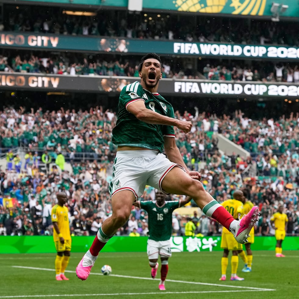 El mexicano Raúl Jiménez celebra tras marcar el segundo gol de su equipo durante el partido del Grupo A de la Copa Mundial.