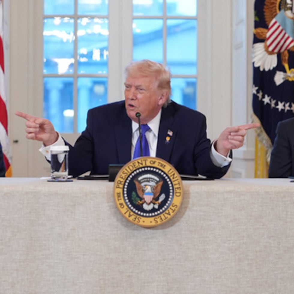 El presidente Donald Trump habla durante una reunión con ejecutivos petroleros en la Sala Este de la Casa Blanca, el viernes 9 de enero de 2026, en Washington, mientras el vicepresidente JD Vance y el secretario de Estado Marco Rubio escuchan.