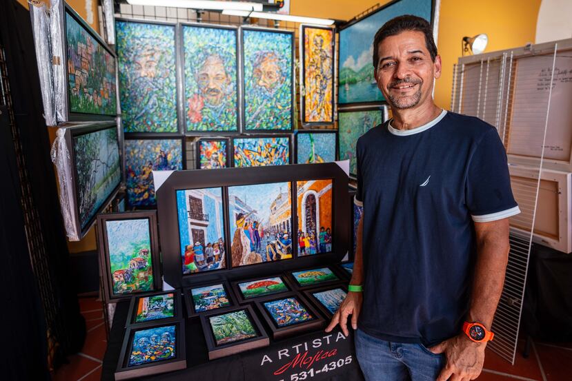 El pintor Julio Mojica lleva desde el 2010 participando en las Fiestas de la Calle San Sebastián.