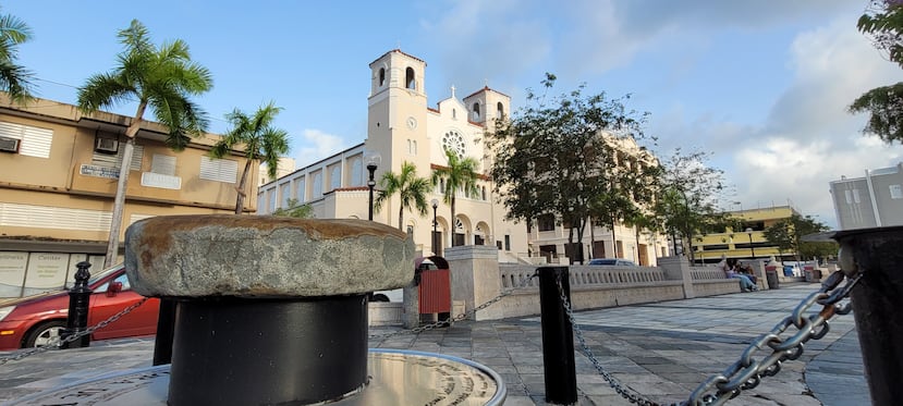 La piedra tiene sus orígenes en la necesidad de la familia Polanco Jiménez de que no se destruyera su propiedad inmueble por parte de las carretas que pasaban por la calle Comercio (hoy la calle Segundo Ruiz Belvis), esquina San Sebastián (hoy calle Corchado).