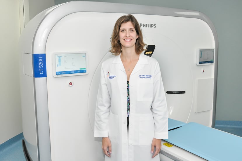 La doctora Camila Saadé Yordán, radióloga cardiotorácica, realizó el primer estudio en Puerto Rico con este innovador sistema.