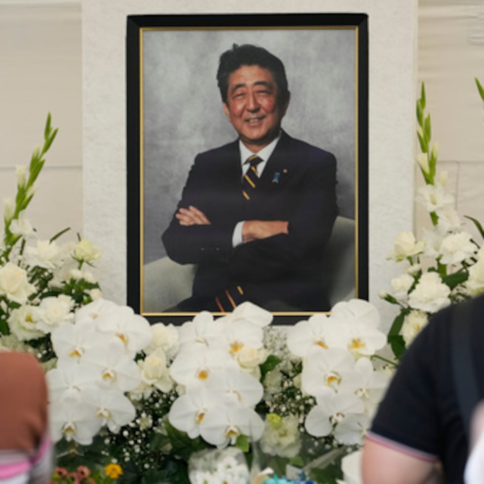 Gente rezando por el ex primer ministro de Japón Shinzo Abe.