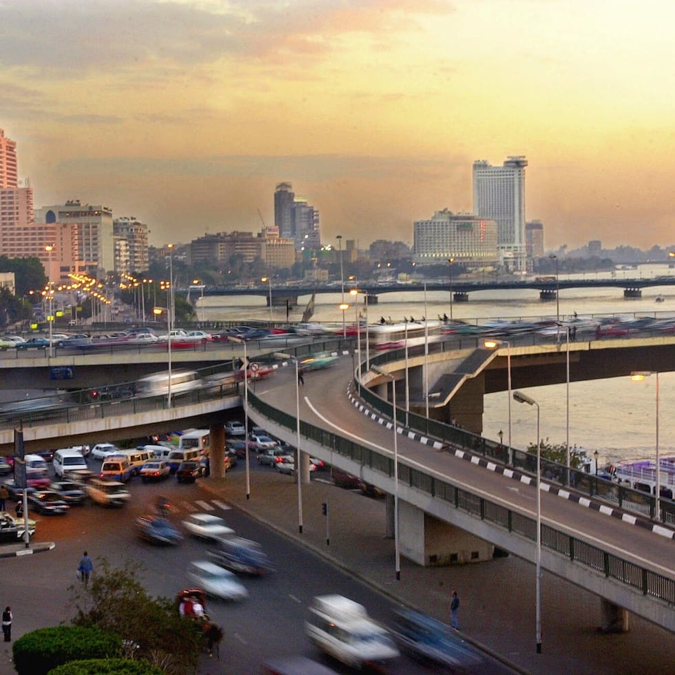 La ciudad de Metrópolis se construye verticalmente como metáfora del orden social: en las alturas, la élite que gobierna. Mientras, en las profundidades, ubica la masa trabajadora que sostiene la maquinaria urbana, escribe Wilma Torres.