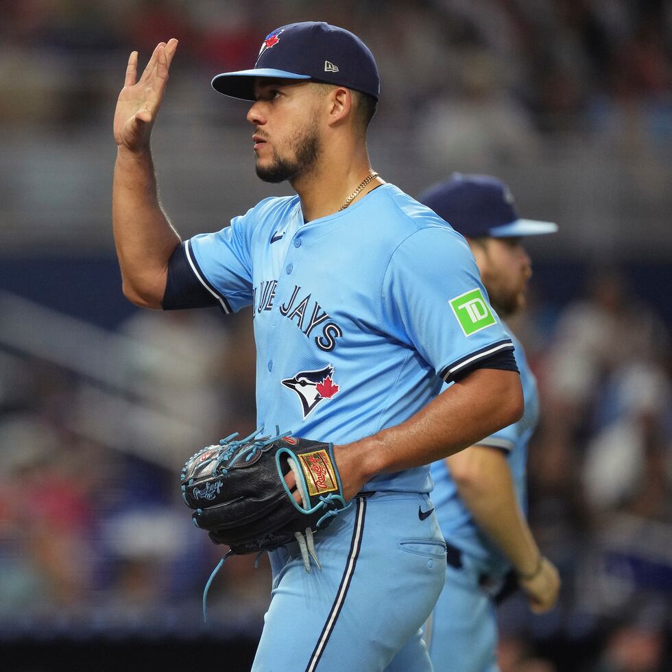 José Berríos agradece a los fanáticos una ovación.