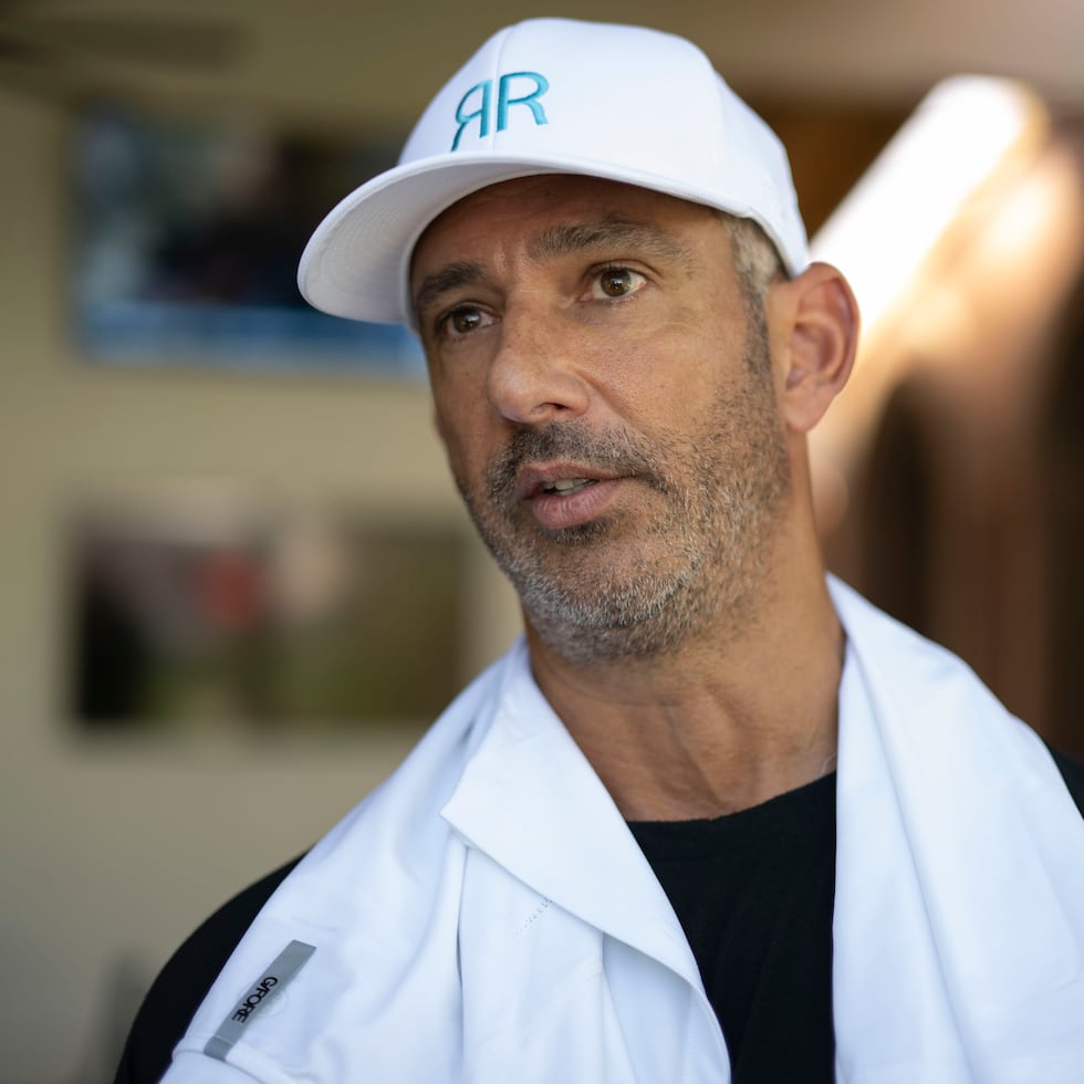 Jorge Posada atiende a los medios desde el evento Rain & Rose Charity Benefit & Celebrity Pickleball Tournament, llevado a cabo en el Sports Hub del Dorado Beach Resort & Club.