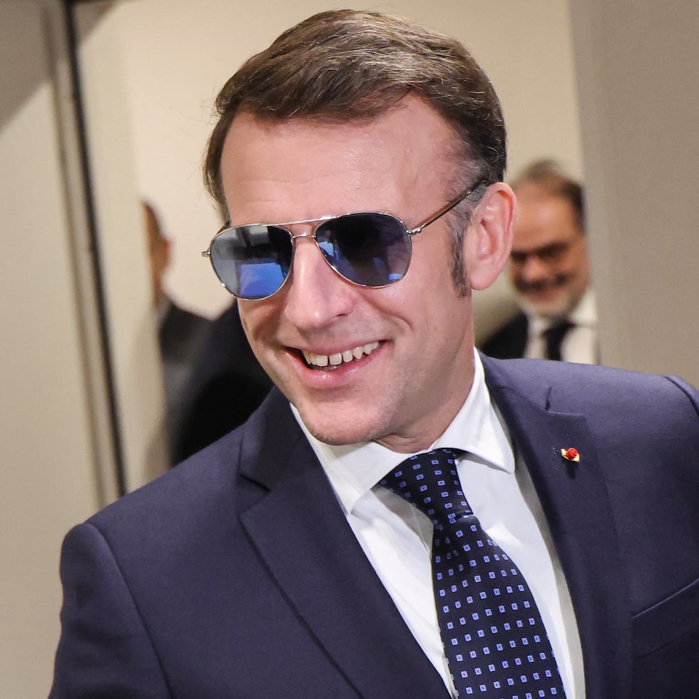 Para el Foro en Davos, Macron llegó y se mantuvo con sus gafas durante su participación. (Foto AFP)