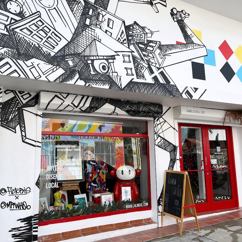 La Lineal Art Gallery + Shop tiene una tienda, que se ubica en el primer piso, y la galería en el segundo, que son un escaparate para los más de cien creativos que convergen en este oasis de arte.