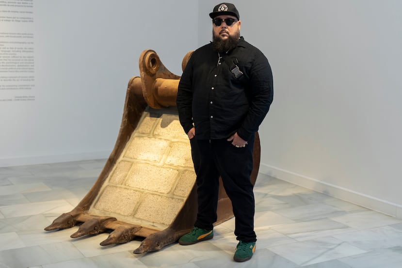 El artista puertorriqueño Karlo Andrei Ibarra inauguró su exhibición "Herida concreta/Concrete Wounds", en Las Palmas de Gran Canaria. En la foto aparece frente a la pieza "Tumba" (2024).