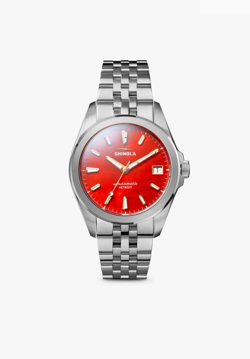 Regalar un buen reloj es marcar un momento que será recordado por mucho tiempo. Por eso, la prestigiosa marca Shinola presenta una nueva era para la serie Monster, inspirada en las misiones espaciales Apollo. El conocedor de relojes apreciará la caja de titanio,
el bisel de aluminio azul y el brazalete de titanio de tres eslabones con hebilla desplegable. Consíguelo en Reinhold Man, en Plaza Las Américas.