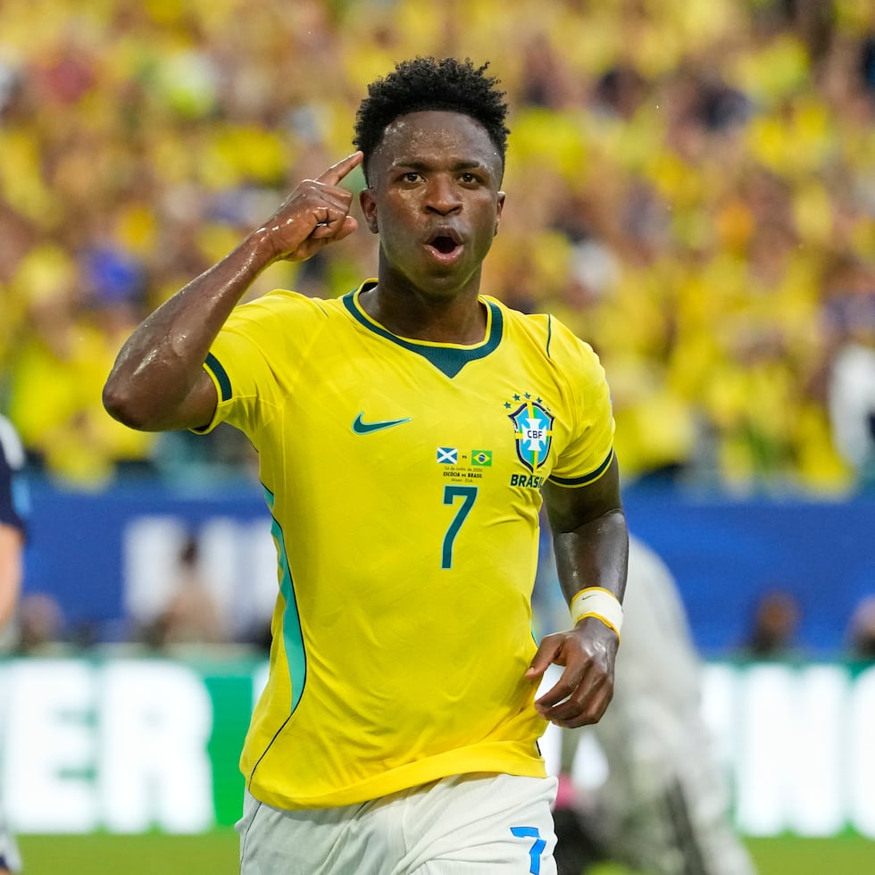 Vinicius Junior, de Brasil, celebra tras conseguir el segundo tanto en el duelo mundialista ante Escocia en Miami Gardens.