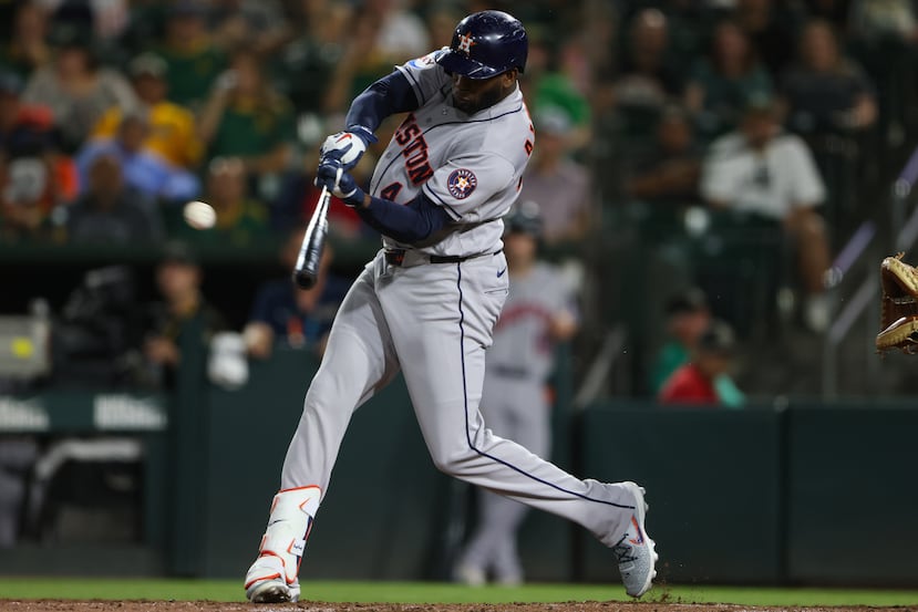 Yordan Álvarez conectando un sencillo por los Astros en la séptima entrada el jueves contra los Athletics.