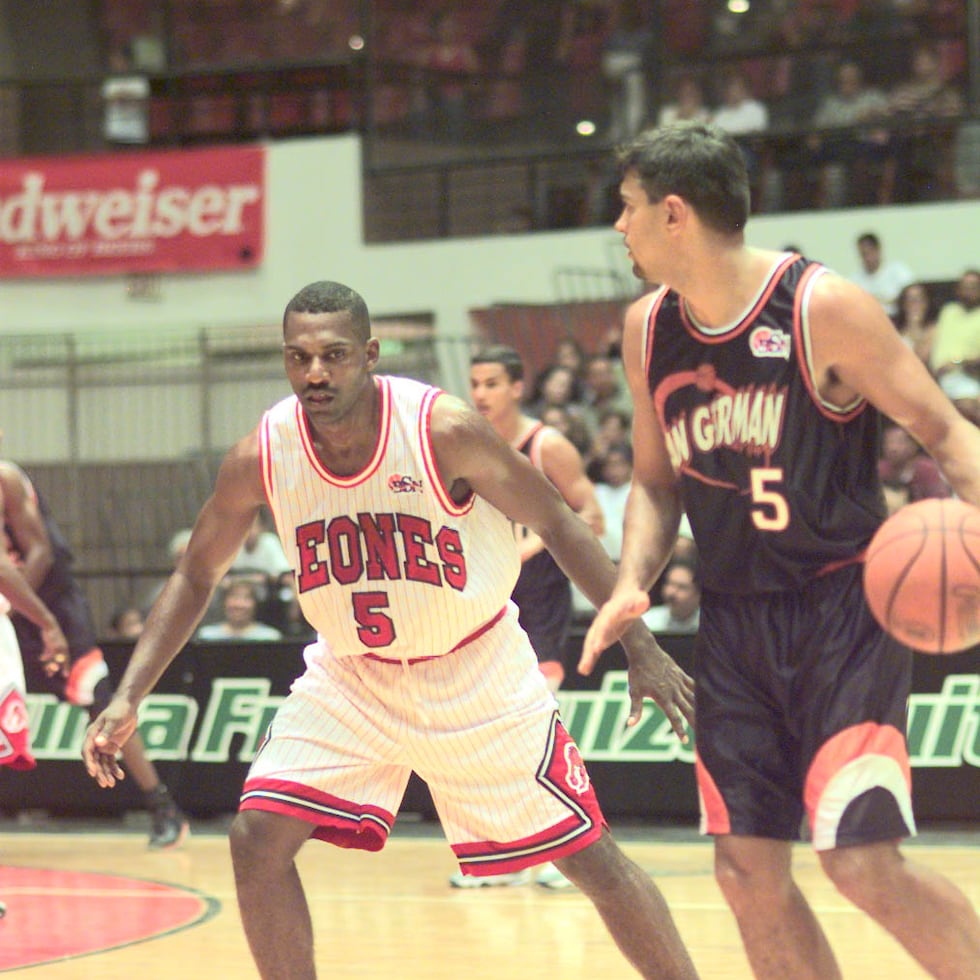 Papote Agosto (5) frente a Eddie Casiano.