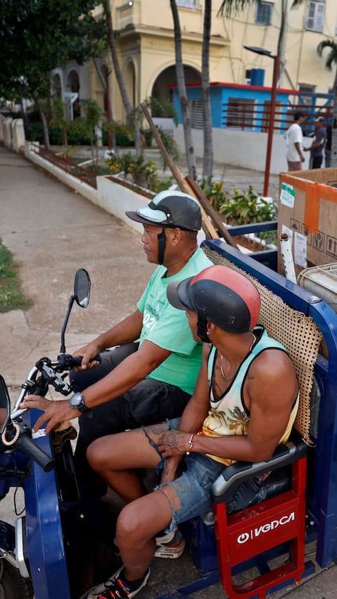 Los triciclos eléctricos para el transporte de pasajeros y cargas marcan el paisaje urbano de La Habana hace meses, y ahora se suman los dedicados a recoger la basura en algunos barrios de esta capital, otro de los grandes problemas que se ha acentuado en Cuba en medio de la crisis energética.