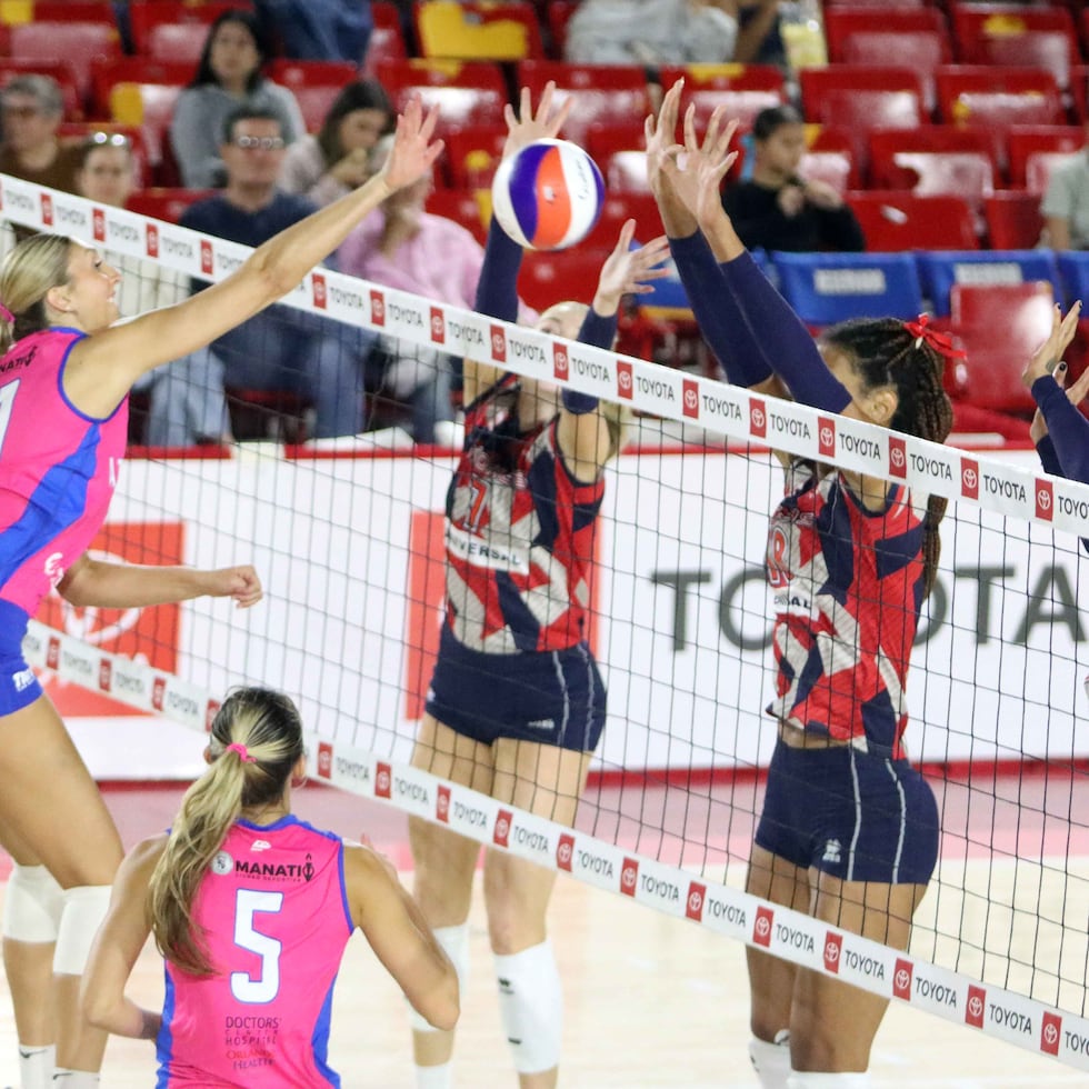 Alba Hernández, al centro el triple bloqueo de las Criollas, realiza uno de sus 14 muros ante Manatí.