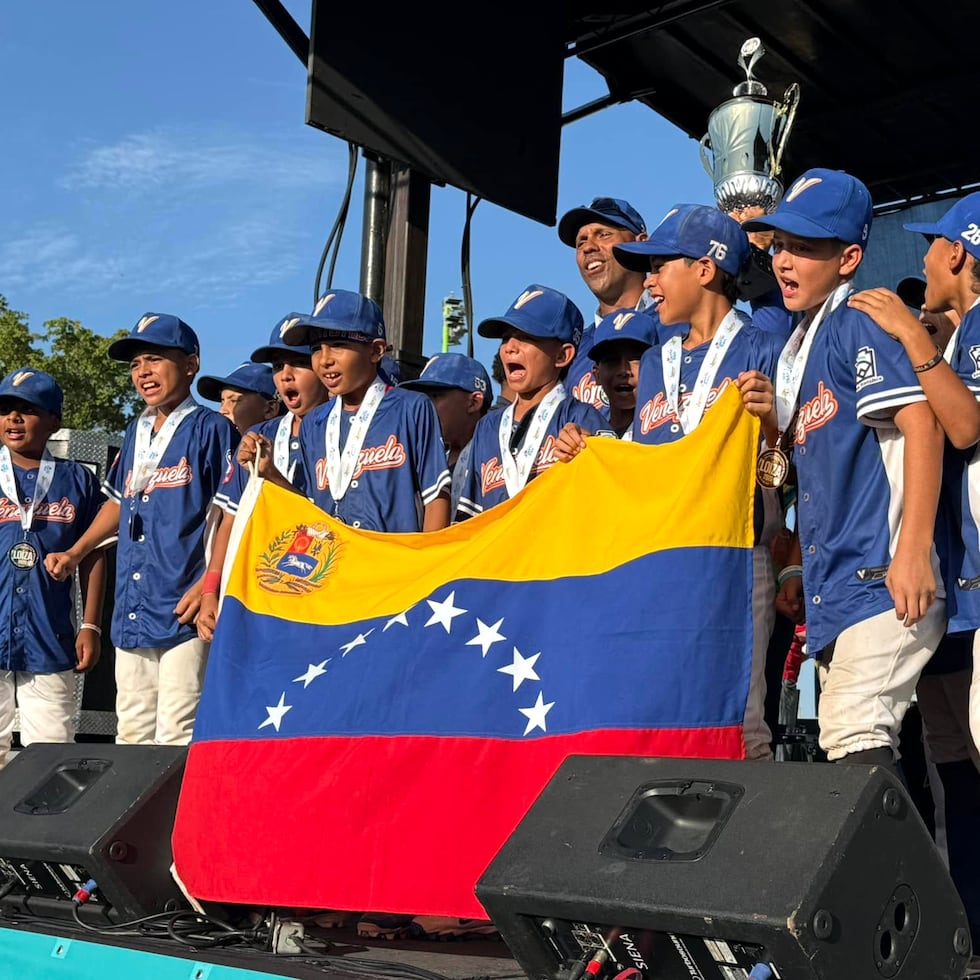 Los campeones venenolanos son presentados y premiados a la conclusión de la Serie Latinoamericana y del Caribe de Little League Baseball en Loíza.