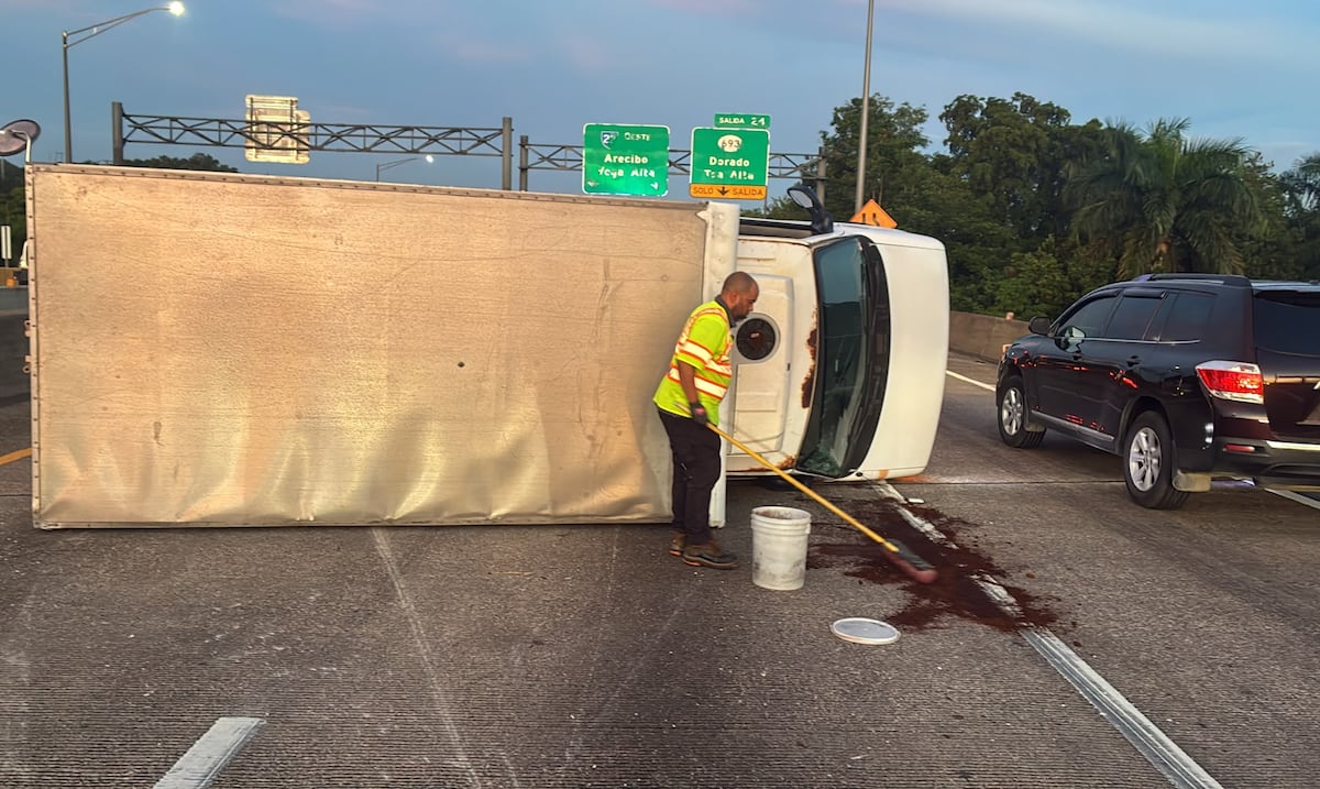 Remueven camión volcado en Dorado que causó congestión vehicular en expreso