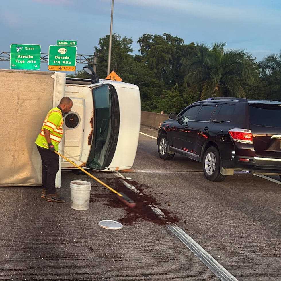Camión volcado en expreso en Dorado.