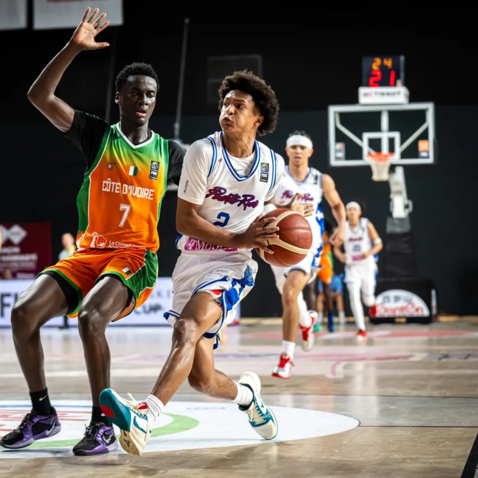 Dwight Gaines se apresta a anotar contra Costa de Marfil en el Mundial de baloncesto Sub-17.