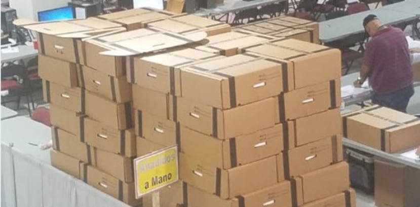 Cajas de maletines con votos añadidos a mano acumulados ayer en una esquina del Centro de Operaciones Electorales de la CEE. (daniel.rivera@gfrmedia.com)