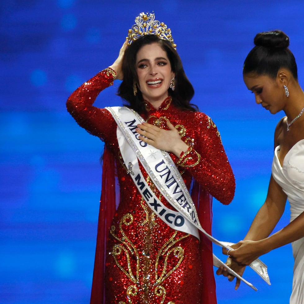 Fátima Bosh en su coronación como Miss Universe 2025 en Tailandia.