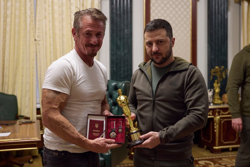 El actor estadounidense Sean Penn en Kiev con el presidente ucraniano, Volodímir Zelenski, a quien entregó uno de los dos premios Oscar previos que ha recibido y que, según explicó, se quedará en Ucrania hasta que el país gane la guerra. EFE/EPA/PRESIDENTIAL PRESS SERVICE HANDOUT HANDOUT HANDOUT EDITORIAL USE ONLY/NO SALES
