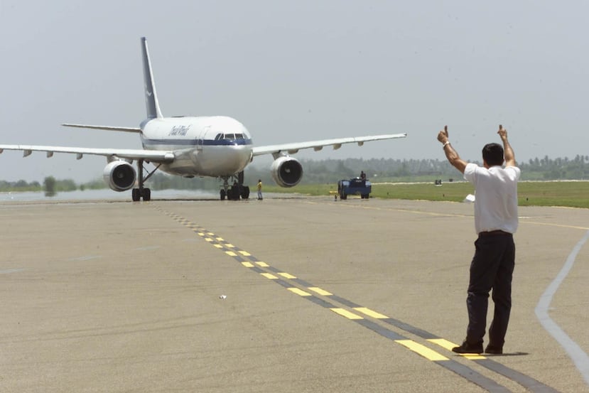 Vista de la pista de aterrizaje del aeropuerto Rafael Hernández en Aguadilla. (GFR Media)
