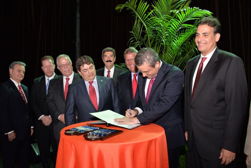 Firma de la Ley Núm. 147.