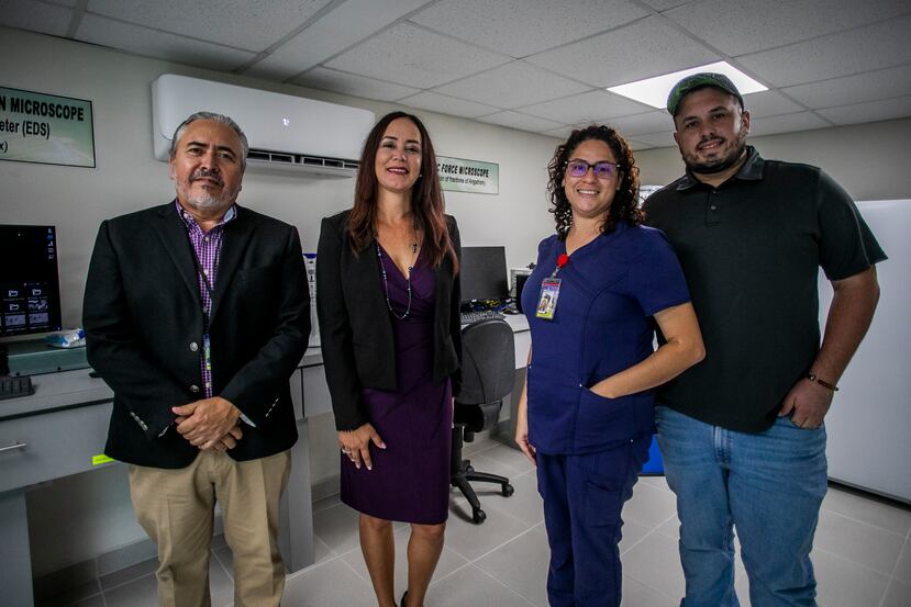 Proyecto Agrícola de la Universidad Interamericana de Barranquitas sobre biopropagación de plantas de plátano. En la foto: Juan A. Negron, rector de la Interamericana de Barranquitas; Madeline Colón, Sherly Santana López y Jacobo Morales.