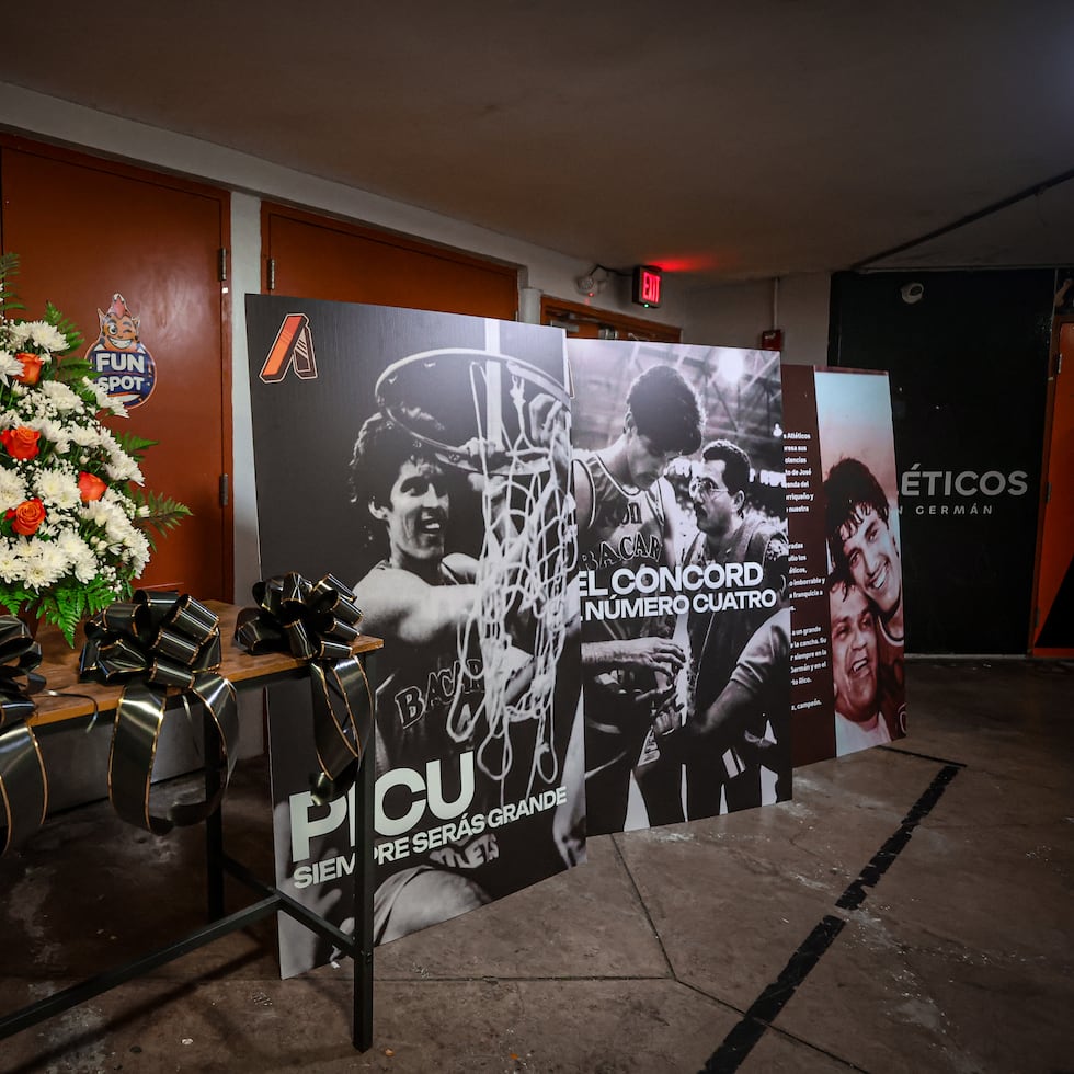 Pancartas en honor a Piculín Ortiz adornaron los pasillos del coliseo como parte del homenaje