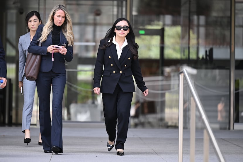 Eileen Wang, exalcaldesa de Arcadia, California (a la derecha), sale de un tribunal federal tras declararse culpable de los cargos de actuar como agente ilegal del gobierno chino el viernes 29 de mayo de 2026 en Los Ángeles. (Foto AP/William Liang)