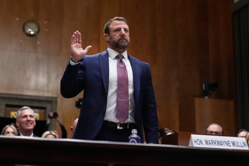 El senador Markwayne Mullin, republicano de Oklahoma, elegido por el presidente Donald Trump para el cargo de secretario de Seguridad Nacional, presta juramento antes de testificar durante la audiencia del Comité del Senado sobre Seguridad Nacional y Asuntos Gubernamentales, el miércoles 18 de marzo de 2026 en el Capitolio en Washington. (AP Photo/Manuel Balce Ceneta)