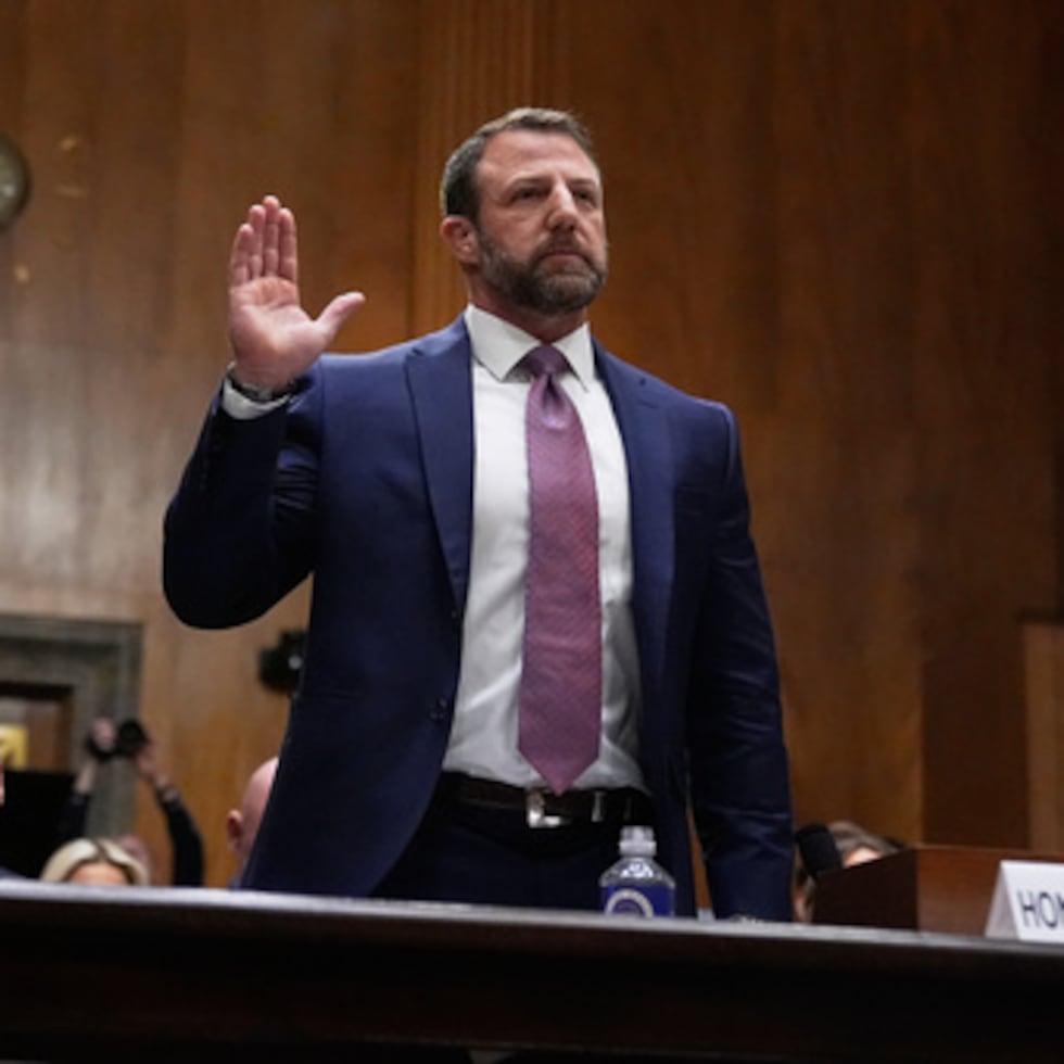 El senador Markwayne Mullin fue confirmado como secretario de Seguridad Nacional.