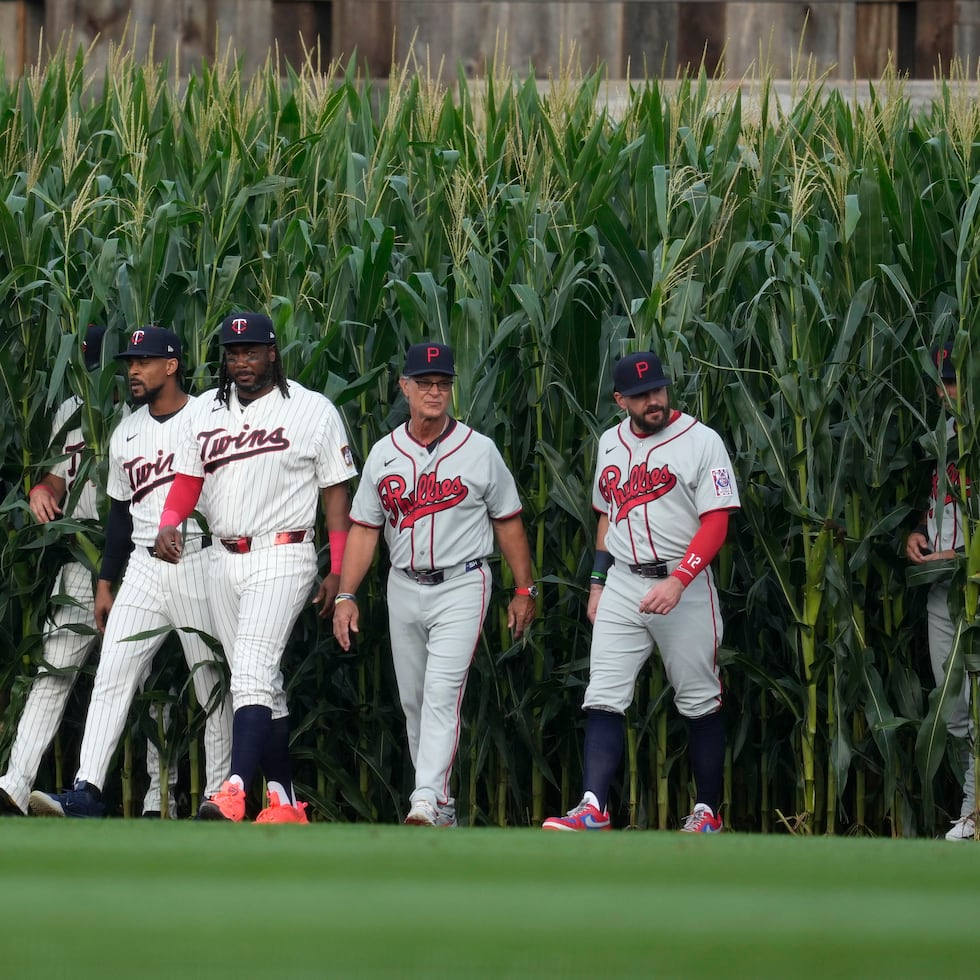 Jugadores de los Twins y de los Phillies salen del maizal para el partido inspirado en la película Field Of Dreams.