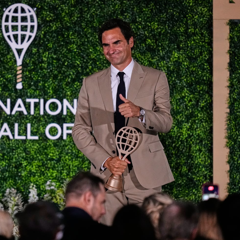 Roger Federer, con su trofeo del Salón de la Fama durante la ceremonia de exaltación celebrada el sábado en Newport, Estados Unidos.