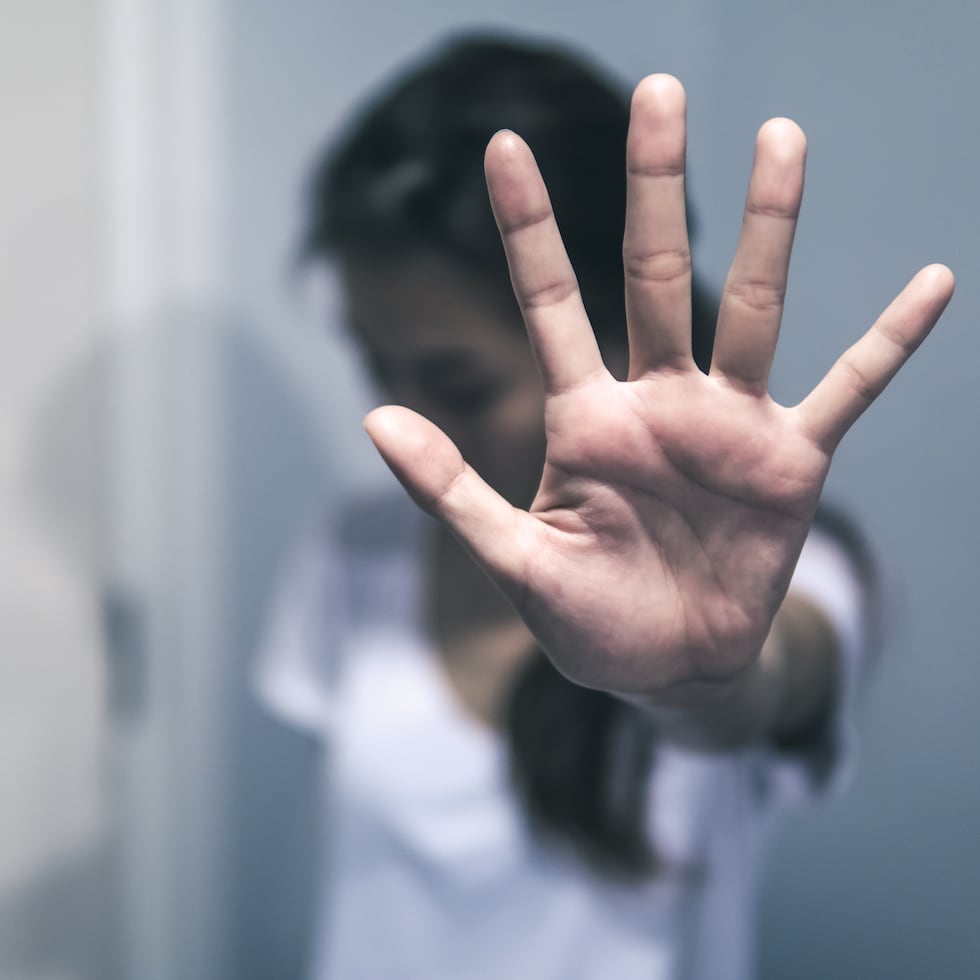Frente a la alta incidencia de violencia doméstica y el riesgo feminicida persistente, la política pública del Estado debe dirigirse a robustecer la infraestructura existente, garantizar asignaciones presupuestarias recurrentes y ampliar servicios esenciales como la salud mental, afirma Bárbara Umpierre.