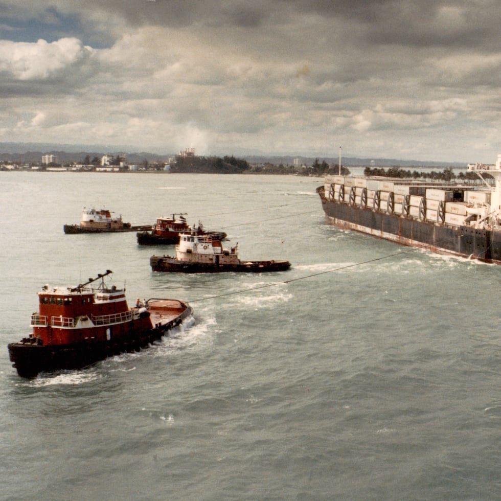 El buque portacontenedores Long Beach quedó encallado por tres días en un banco de arena y coral frente a Isla de Cabras entre el 19 y el 22 de enero de 1988.