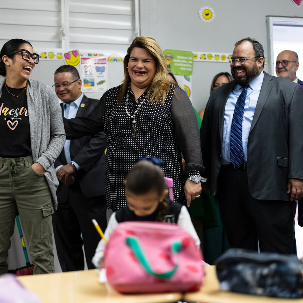 La gobernadora Jenniffer González y el secretario de Educación, Eliezer Ramos Parés, anunciaron el 12 de enero que el gobierno podrá usar entre $150 millones y $200 millones en fondos federales de Medicaid y del programa de seguro médico para niños (CHIP, en inglés) para proveer servicios de salud a estudiantes.