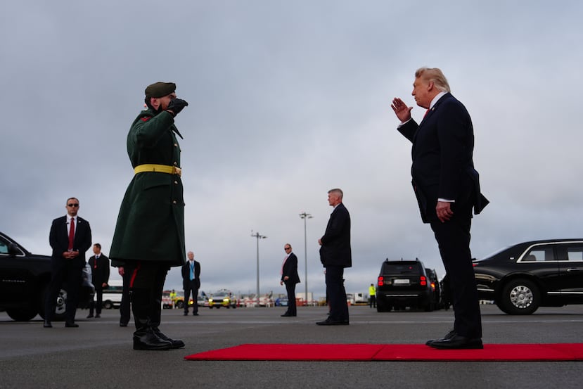 El presidente de Estados Unidos, Donald Trump (derecha), saluda desde la alfrombra roja tras desembarcar del Air Force One en el aeropuerto de Dublín, en Dublín, Irlanda, el 12 de septiembre de 2026. (AP Foto/Julia Demaree Nikhinson)
