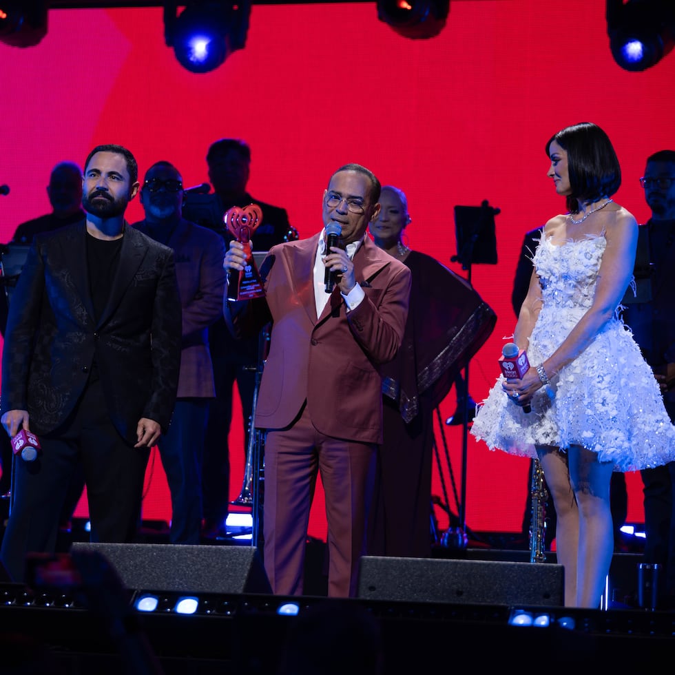 Gilberto Santa Rosa recibió el premio de manos de Dayanara Torres y Enrique Santos.