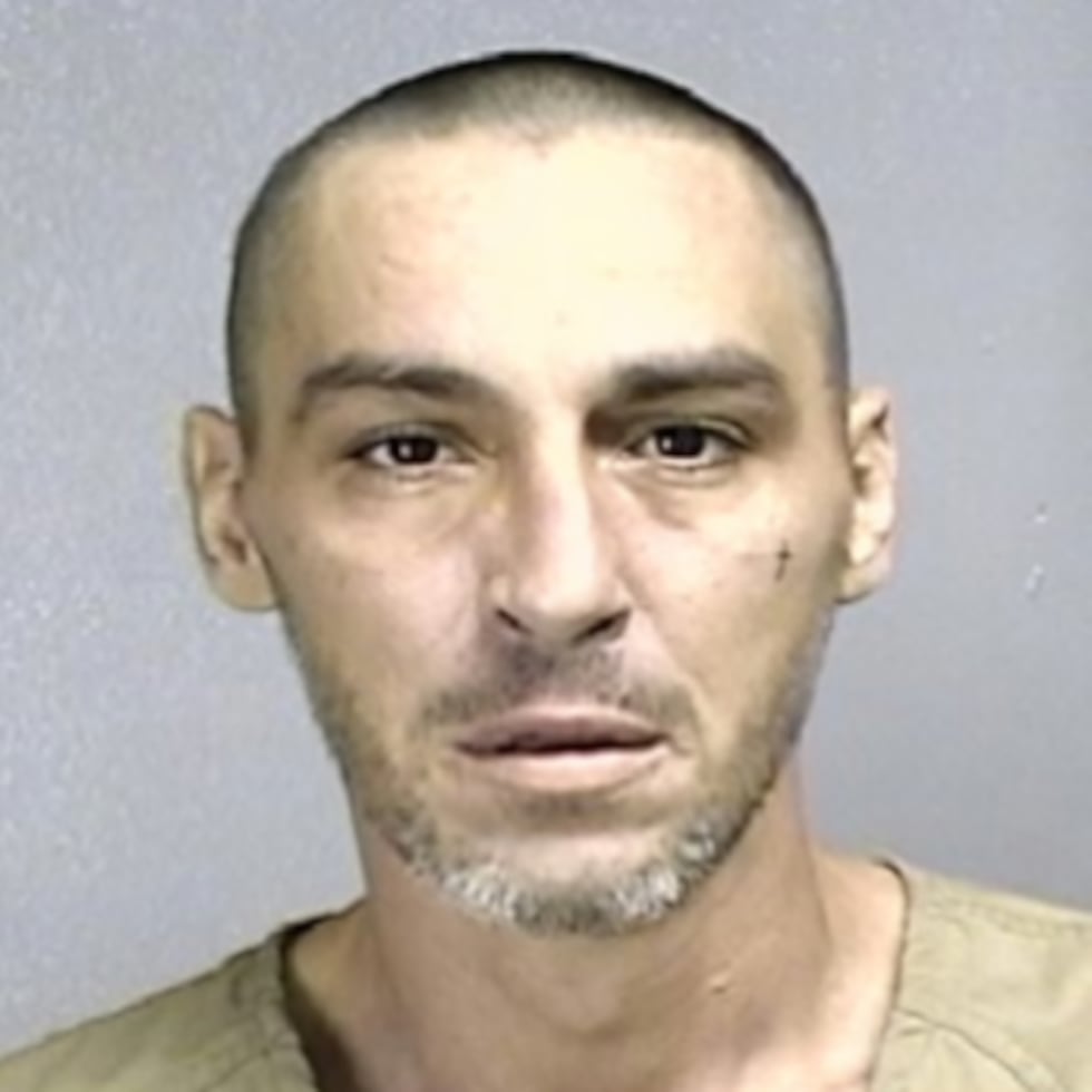 Contra Víctor Acevedo Concepción pesaba una orden de arresto emitida por una jueza del Tribunal de Aguadilla cuando fue intervenido en Bayamón por la Policía.