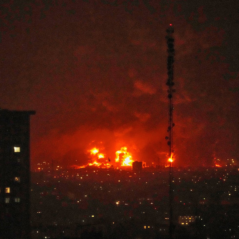 Fuego en una instalación de petróleo ubicada al sur de Teherán, capital de Irán.